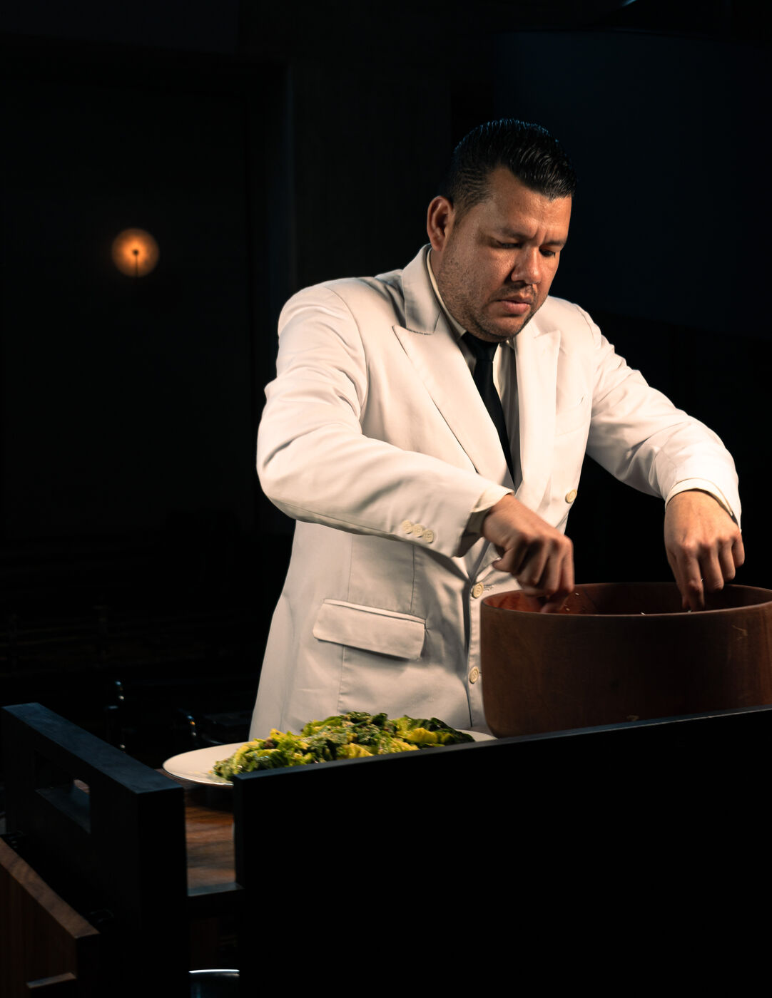 Preparación de ensalada César al momento