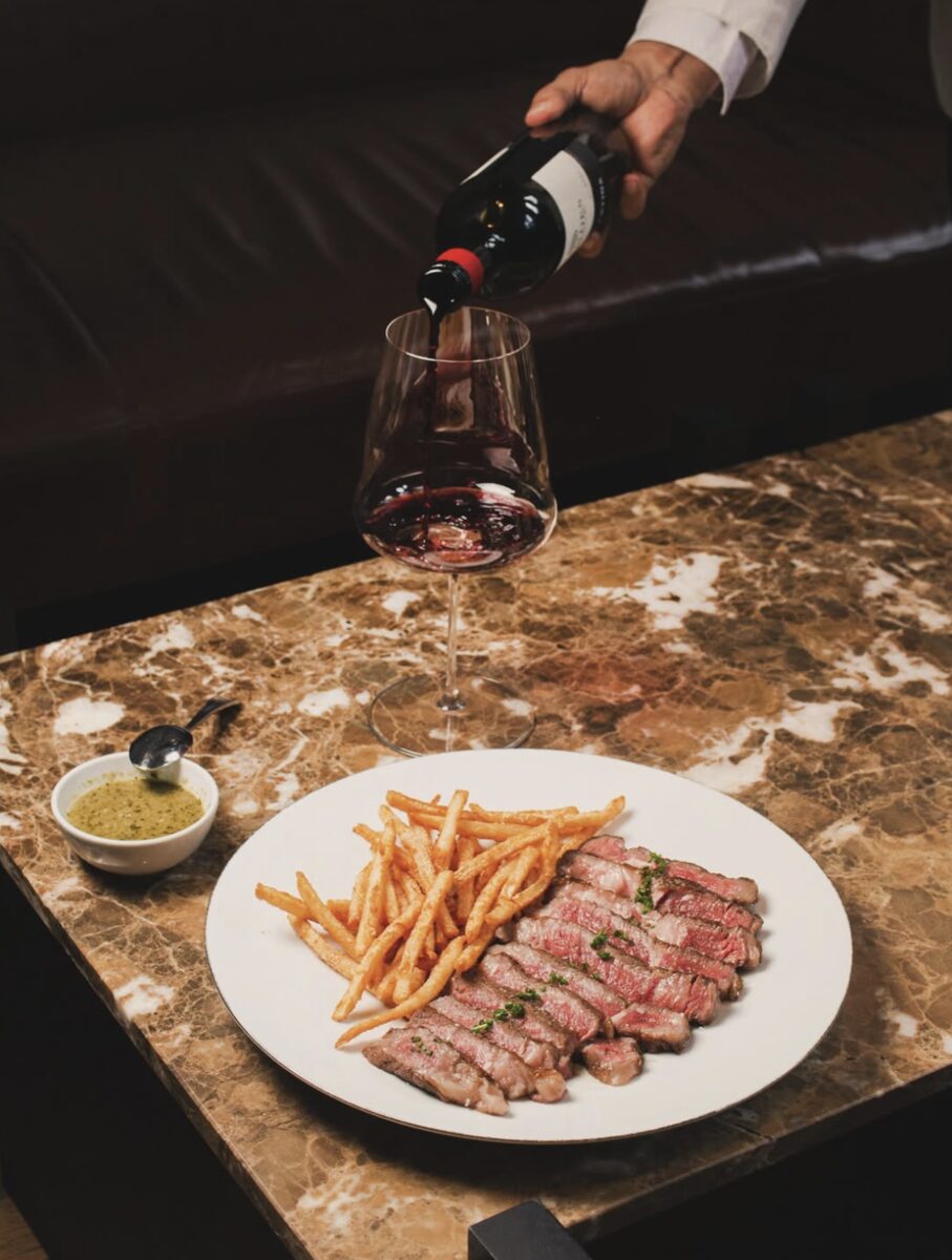 Rib-eye a la brasa con papas fritas